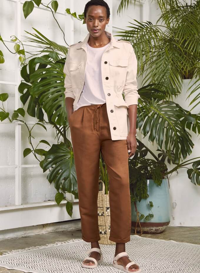 Z46Linen trousers and shirt in an adlib style  Ordenar por