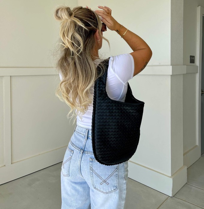 Seasonless garments for various outfits