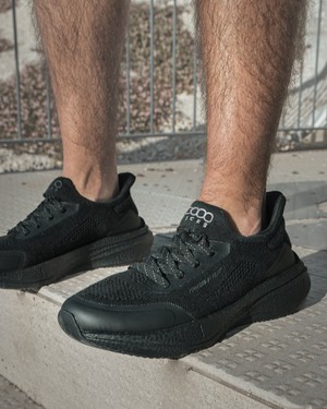 Runners for Men in Full Black from 8000kicks