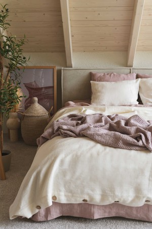 Linen waffle bed throw in Dusty Rose from AmourLinen