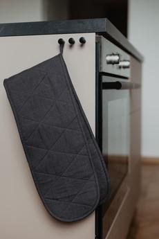 Linen double-oven mitt in Charcoal via AmourLinen