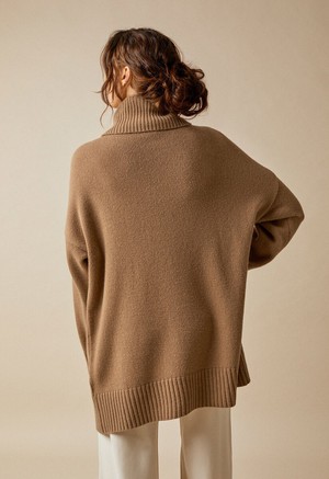 Oversized wool sweater with nursing access - Camel from Boob Design