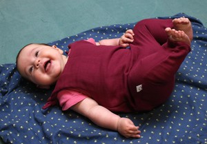 Baby romper from organic muslin red from Frija Omina