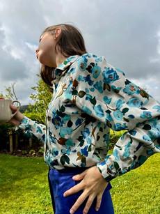 Pearl blouse Blue flowers via Mon Col Anvers