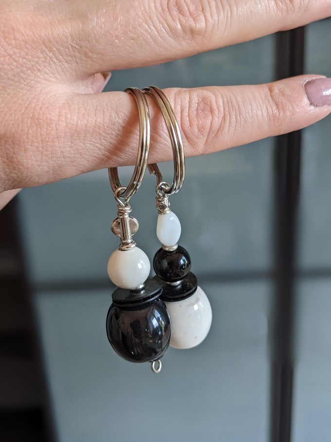 Cute keychain made of African beads "Bijoux Black and White" from PEARLS OF AFRICA