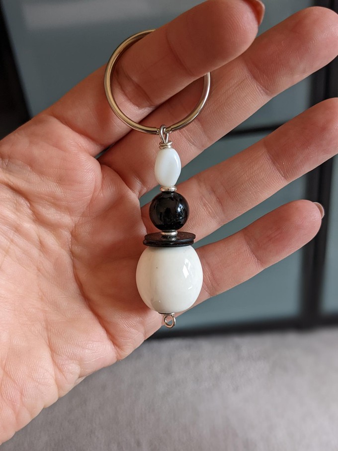 Cute keychain made of African beads "Bijoux Black and White" from PEARLS OF AFRICA