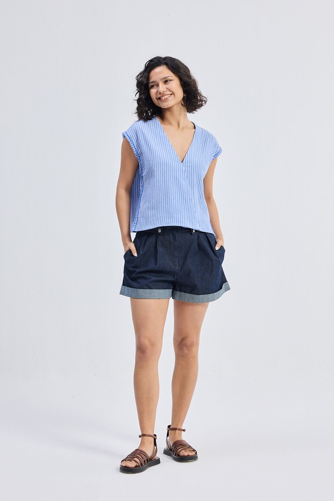 Boxy V-neck Top with Fray Detail from Reistor