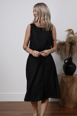 Overlap Midi Skirt in Black from Reistor