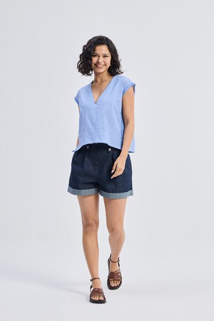 Boxy V-neck Top with Fray Detail from Reistor