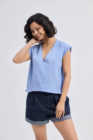 Boxy V-neck Top with Fray Detail from Reistor