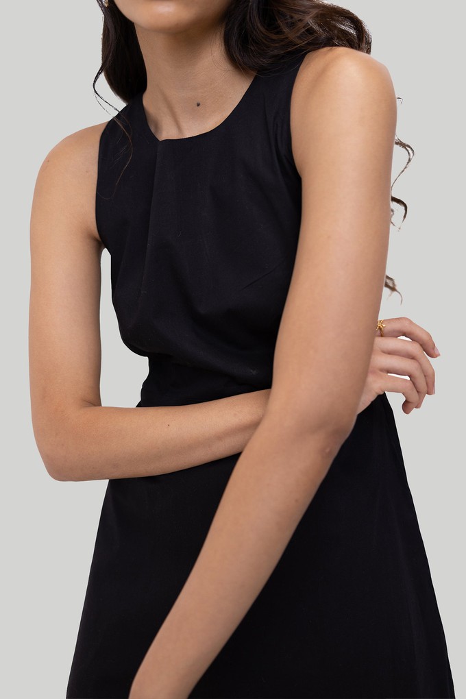 Cross-back Midi Dress in Black from Reistor