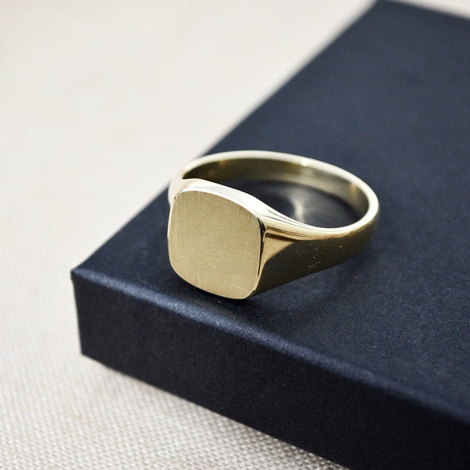 Classic Signet Ring - Gold 14k from Solitude the Label