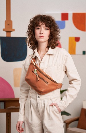 Drew Bum Bag Oak Soft Grain Leather tas from Sophie Stone