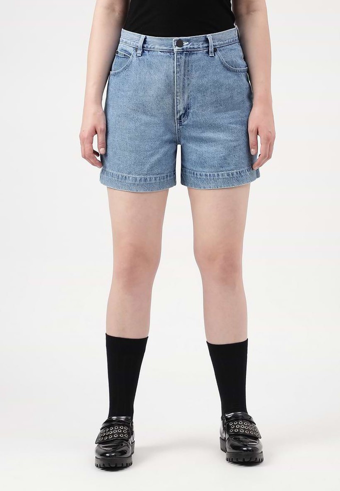 Re.Street Rebel | Gerade geschnittene Shorts mit hoher Taille in Hellindigoblau from Un Denim