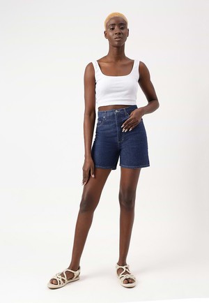 UnWaste Pledge | Shorts mit hoher Taille und Mom-Fit in dunklem Indigoblau from Un Denim