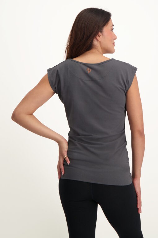 Asana yoga tee – Charcoal from Urban Goddess