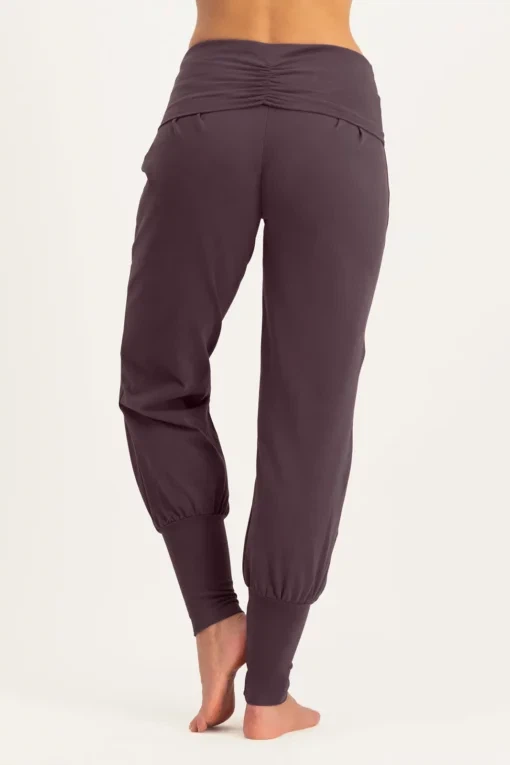 Devi Yoga Pants – Berry from Urban Goddess