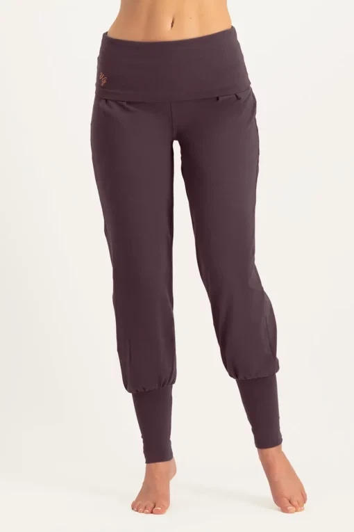 Devi Yoga Pants – Berry from Urban Goddess