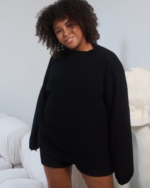 Laumės: Black Merino Wool Sweater from Urbankissed