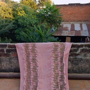 Silk scarf old pink manually printed from Via India