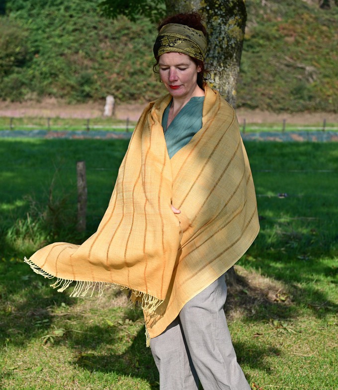 Soft yellow scarf made of cotton with silk from Via India