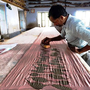 Silk scarf old pink manually printed from Via India