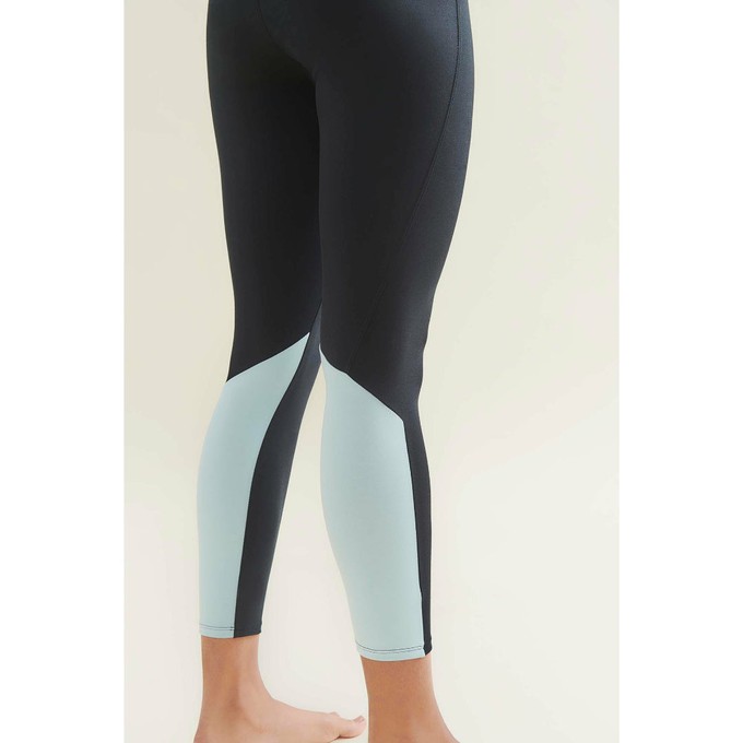 New 7/8 Dynamic Gym Leggings - Caviar Black/Sea Green from Wellicious